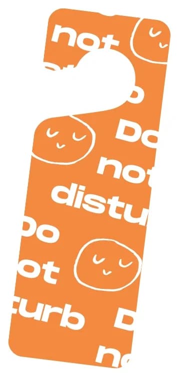 Accroche de porte orange « Do not disturb » aux visages endormis.